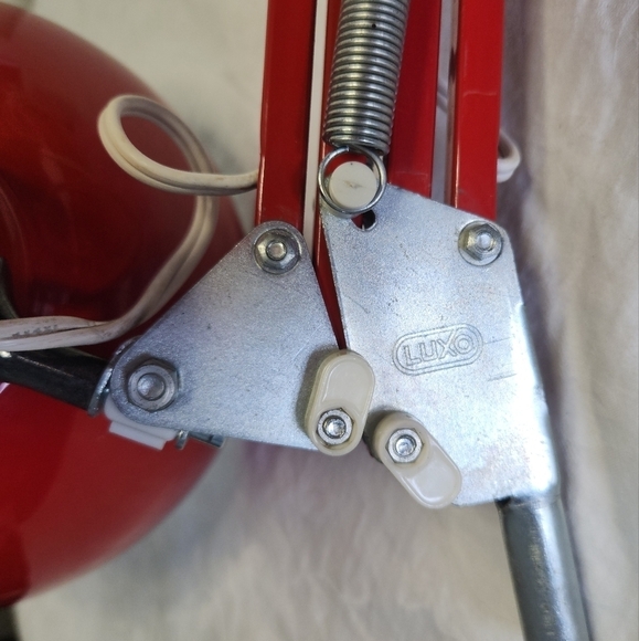 Vintage Luxo red articulated desk lamp - Picture 10 of 13